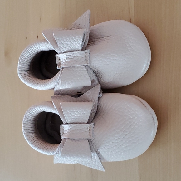 Little Bee Personalized "AYLA" Handmade Leather Bow Moccasins, Pale Pink Sz 6-9 - Picture 1 of 10
